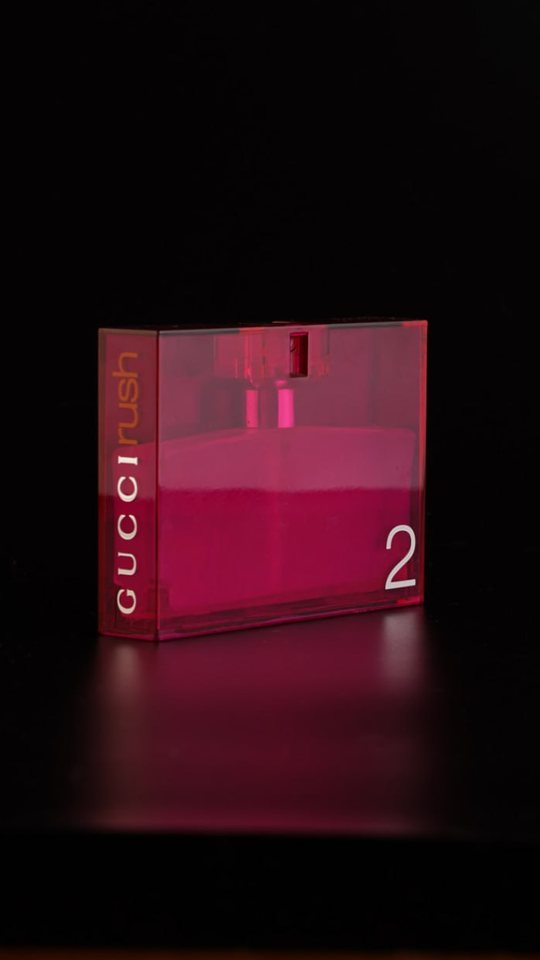 Исходный студийный кадр флакона Gucci Rush 2